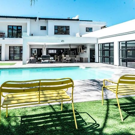 Private Modern 10 Bdrm Home Tucked Away In Sandton Йоганнесбурґ Екстер'єр фото
