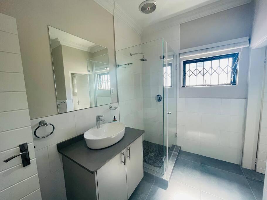 Private Modern 10 Bdrm Home Tucked Away In Sandton Йоганнесбурґ Екстер'єр фото