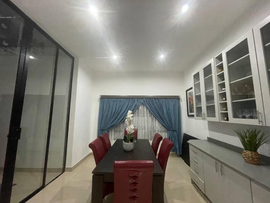 Private Modern 10 Bdrm Home Tucked Away In Sandton Йоганнесбурґ Екстер'єр фото