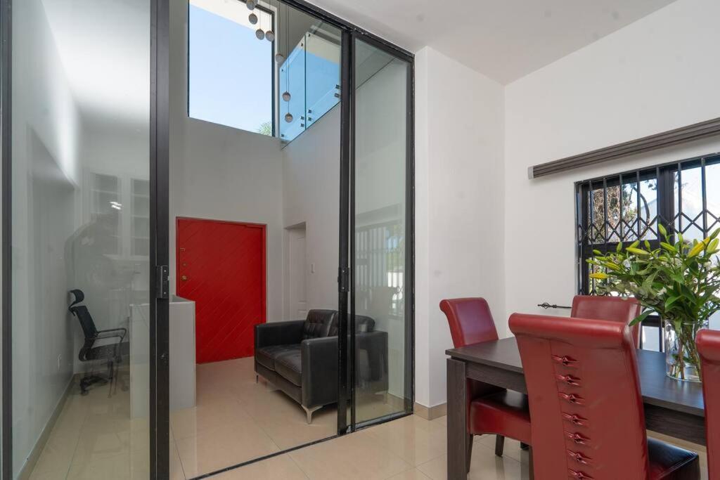 Private Modern 10 Bdrm Home Tucked Away In Sandton Йоганнесбурґ Екстер'єр фото