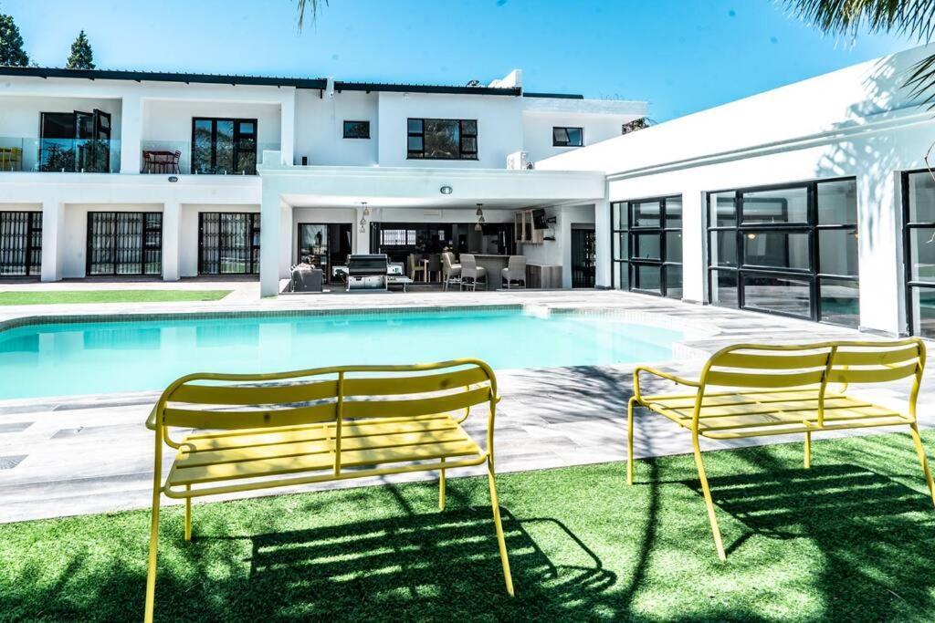 Private Modern 10 Bdrm Home Tucked Away In Sandton Йоганнесбурґ Екстер'єр фото