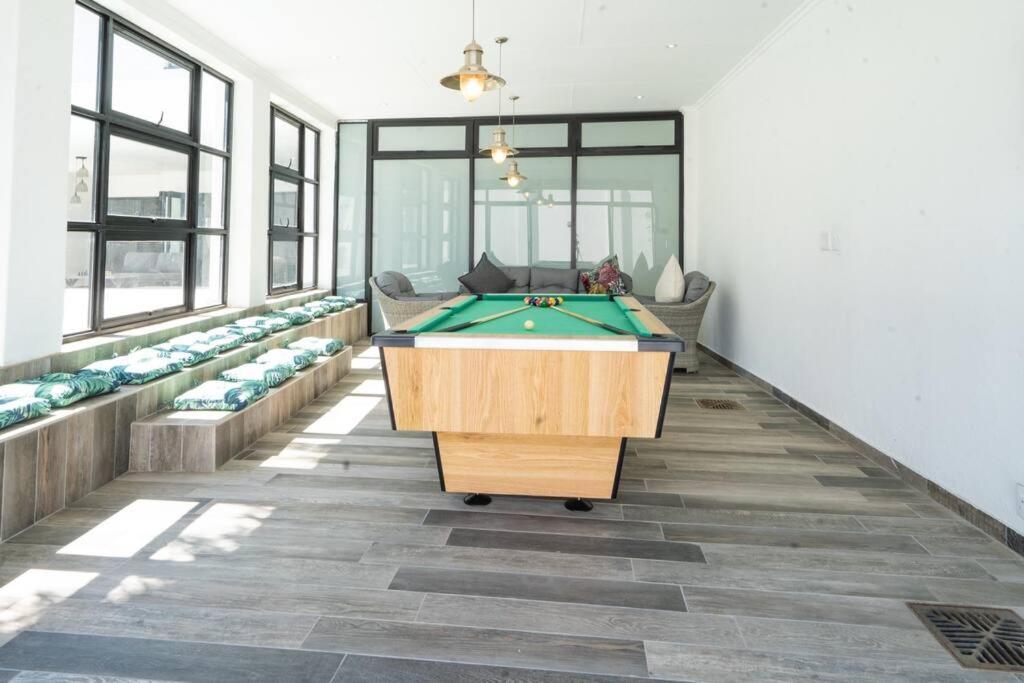 Private Modern 10 Bdrm Home Tucked Away In Sandton Йоганнесбурґ Екстер'єр фото