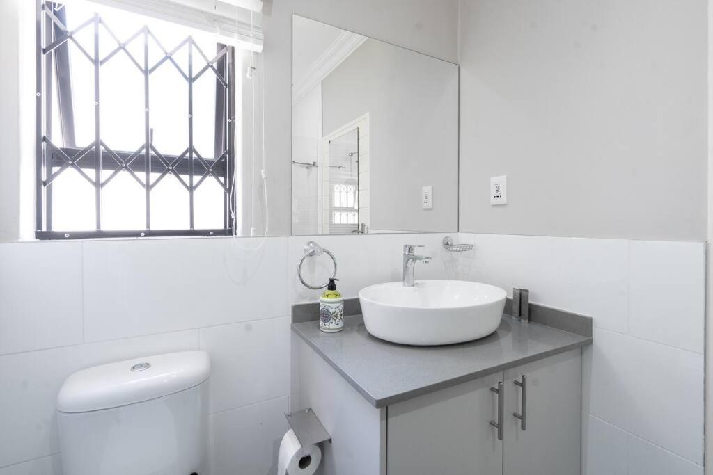 Private Modern 10 Bdrm Home Tucked Away In Sandton Йоганнесбурґ Екстер'єр фото