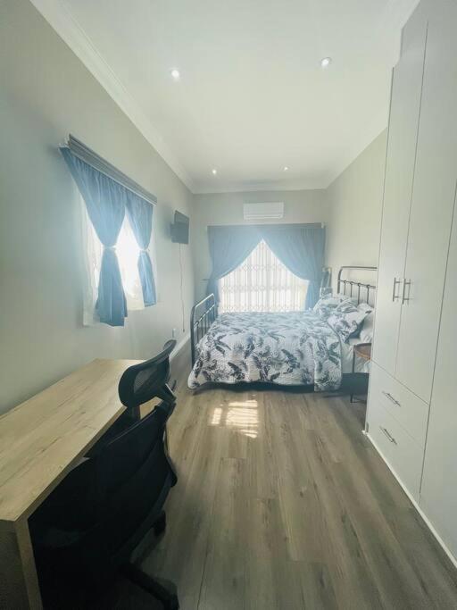 Private Modern 10 Bdrm Home Tucked Away In Sandton Йоганнесбурґ Екстер'єр фото