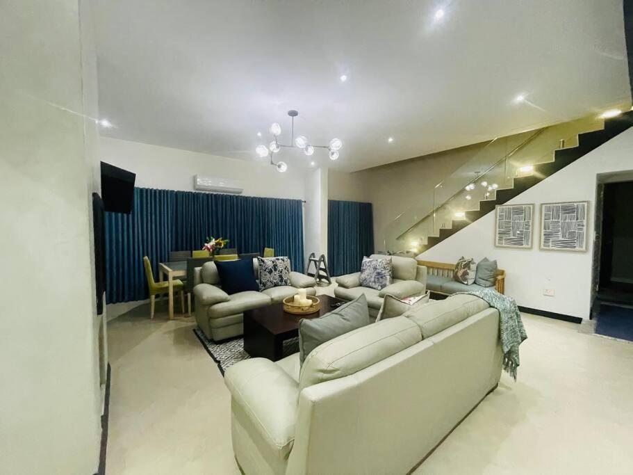 Private Modern 10 Bdrm Home Tucked Away In Sandton Йоганнесбурґ Екстер'єр фото