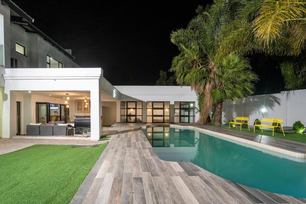 Private Modern 10 Bdrm Home Tucked Away In Sandton Йоганнесбурґ Екстер'єр фото