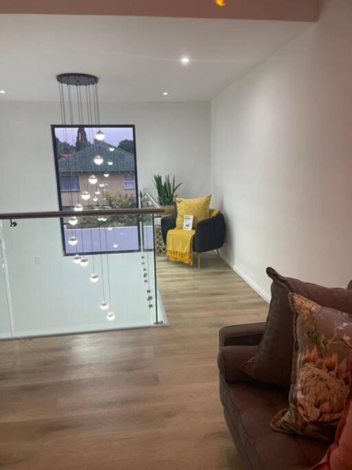 Private Modern 10 Bdrm Home Tucked Away In Sandton Йоганнесбурґ Екстер'єр фото