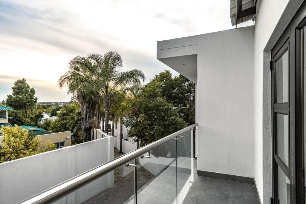 Private Modern 10 Bdrm Home Tucked Away In Sandton Йоганнесбурґ Екстер'єр фото