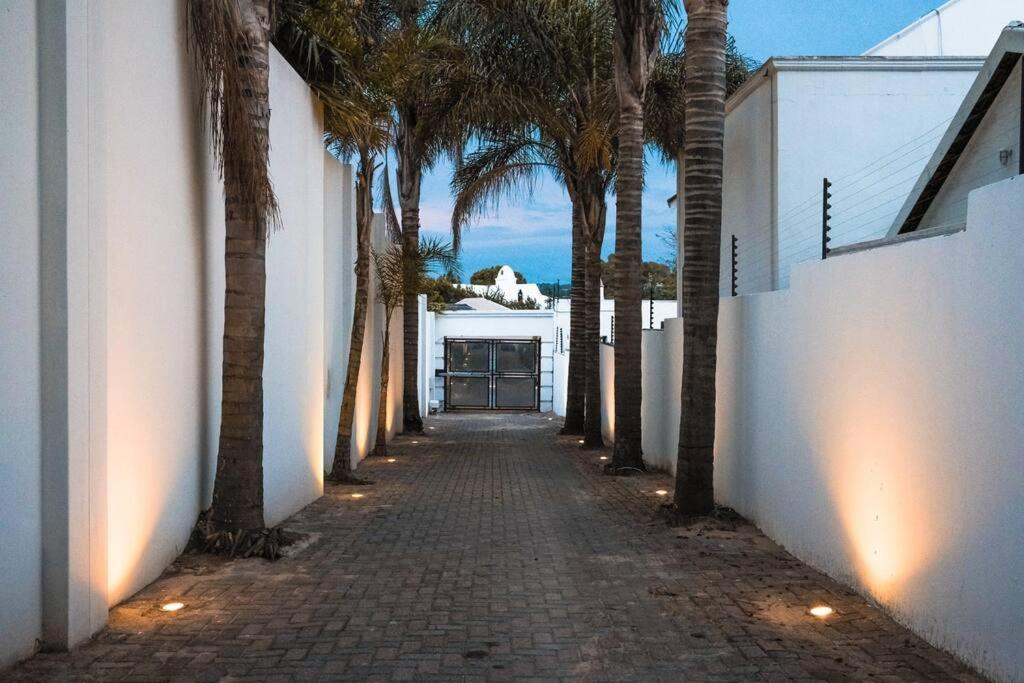 Private Modern 10 Bdrm Home Tucked Away In Sandton Йоганнесбурґ Екстер'єр фото