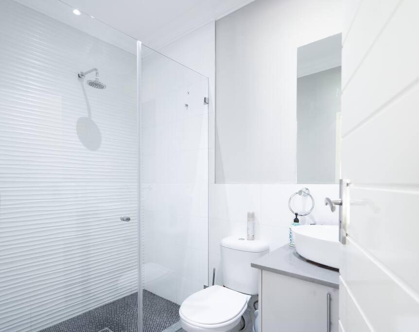 Private Modern 10 Bdrm Home Tucked Away In Sandton Йоганнесбурґ Екстер'єр фото