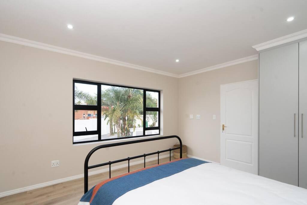 Private Modern 10 Bdrm Home Tucked Away In Sandton Йоганнесбурґ Екстер'єр фото