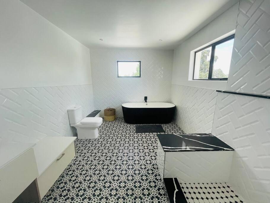 Private Modern 10 Bdrm Home Tucked Away In Sandton Йоганнесбурґ Екстер'єр фото