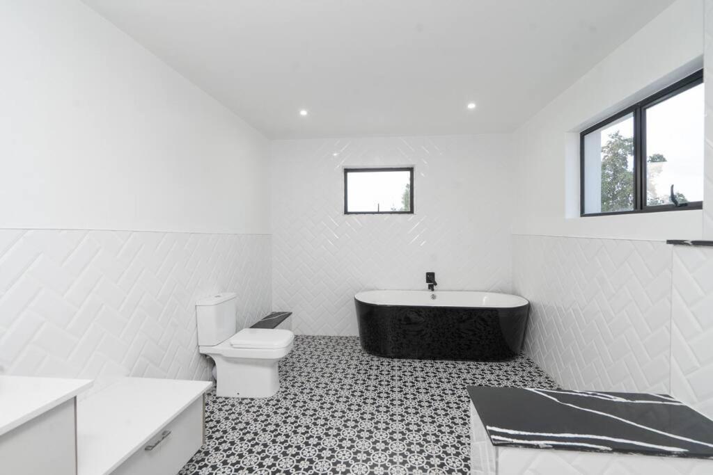 Private Modern 10 Bdrm Home Tucked Away In Sandton Йоганнесбурґ Екстер'єр фото