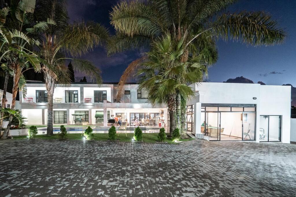 Private Modern 10 Bdrm Home Tucked Away In Sandton Йоганнесбурґ Екстер'єр фото
