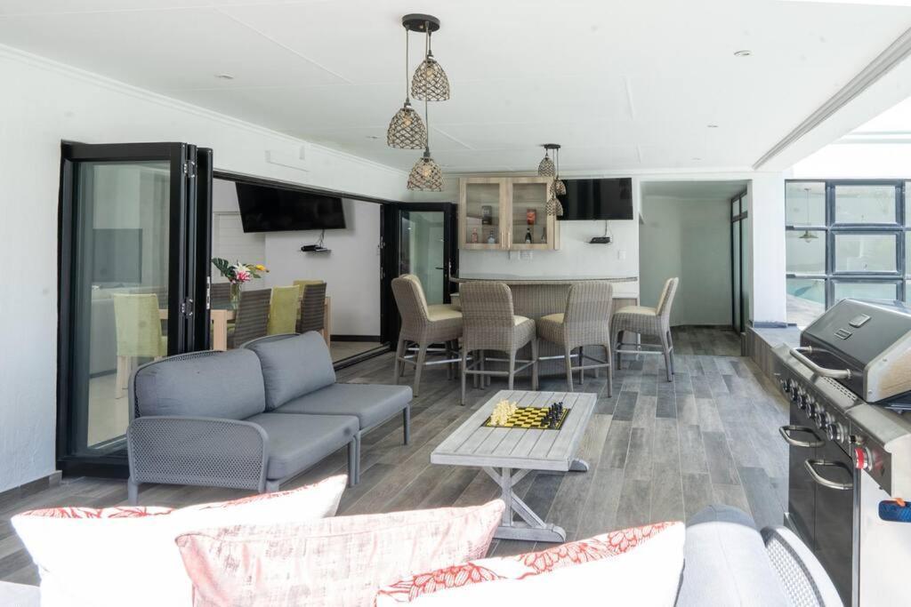 Private Modern 10 Bdrm Home Tucked Away In Sandton Йоганнесбурґ Екстер'єр фото