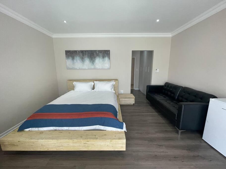 Private Modern 10 Bdrm Home Tucked Away In Sandton Йоганнесбурґ Екстер'єр фото